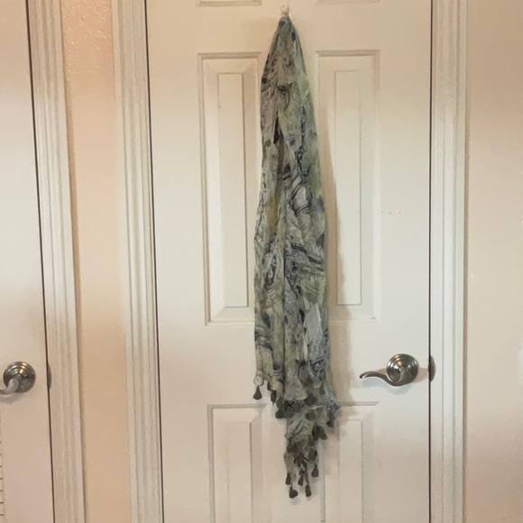 🧣CHICO’S GREEN AND BLUE PRINT SCARF 🧣 - Picture 5 of 16